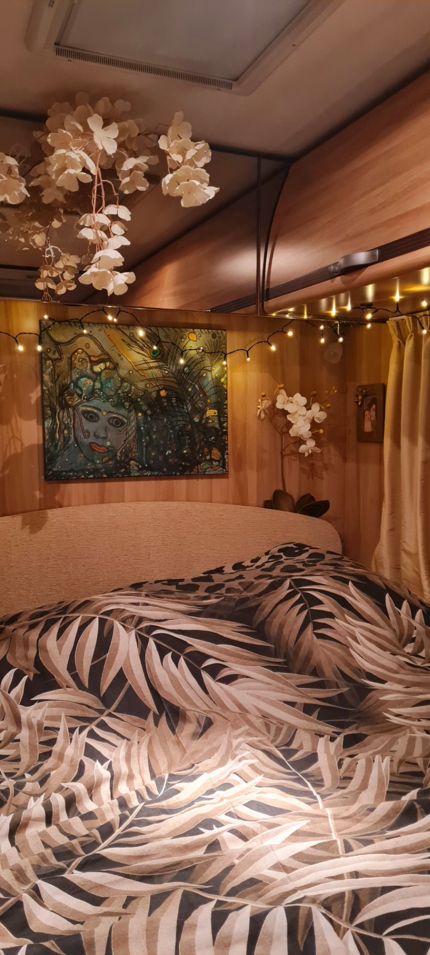 Styling, ongeacht wat, vind ik heerlijk om te doen. Op de achtergrond is een mooie foto van m'n moeder met mij als baby in haar armen te zien en m'n eerder gemaakte schildercreatie die ik wel passend vind in het geheel.